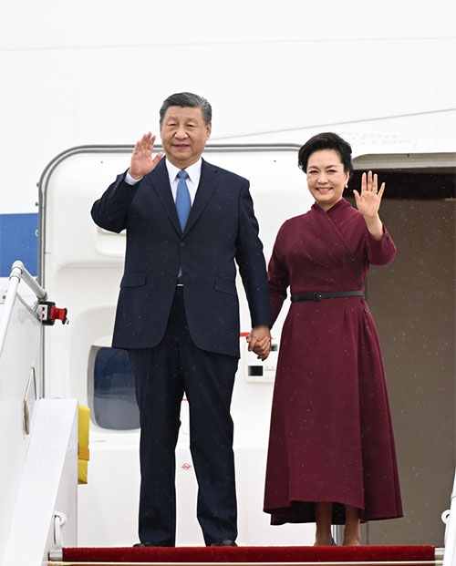 习近平抵达巴黎开始对法国进行国事访问(图1)